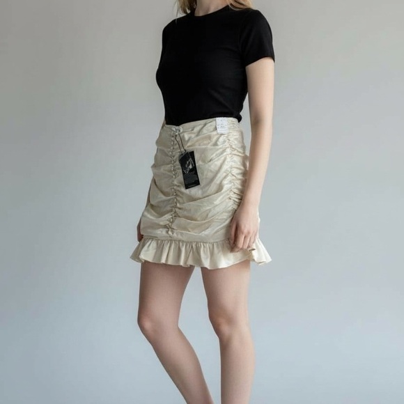 Cream Ruched Mini Skirt NWT - Picture 7 of 7